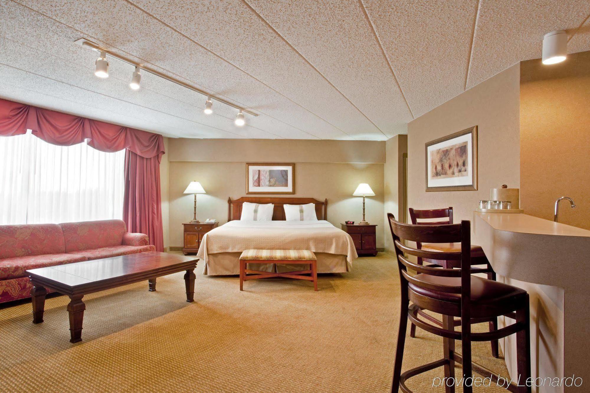 Holiday Inn Chicago Nw Crystal Lk Conv Ctr By Ihg Crystal Lake Room photo